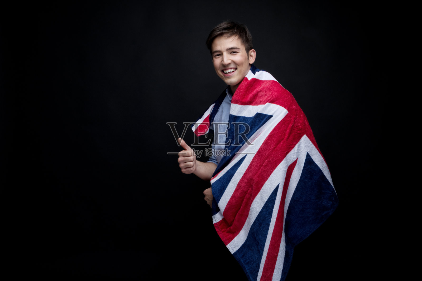 拿着英国国旗的快乐男人照片摄影图片