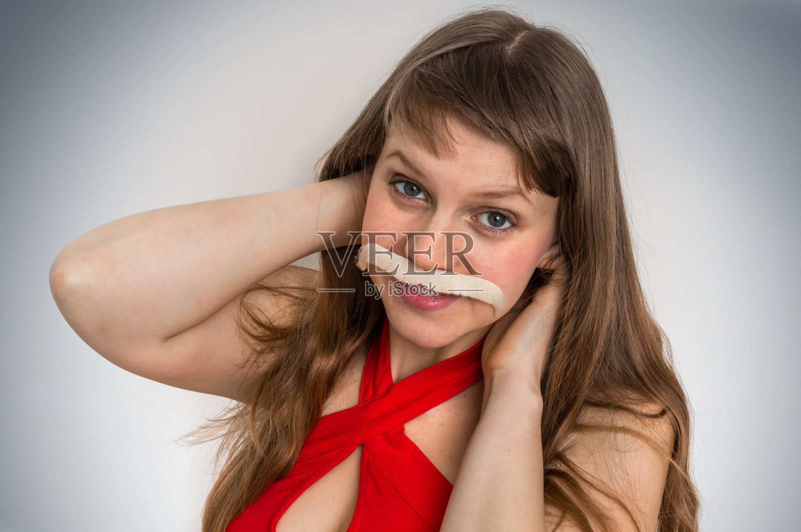 有胡子的迷人有趣的女人照片摄影图片