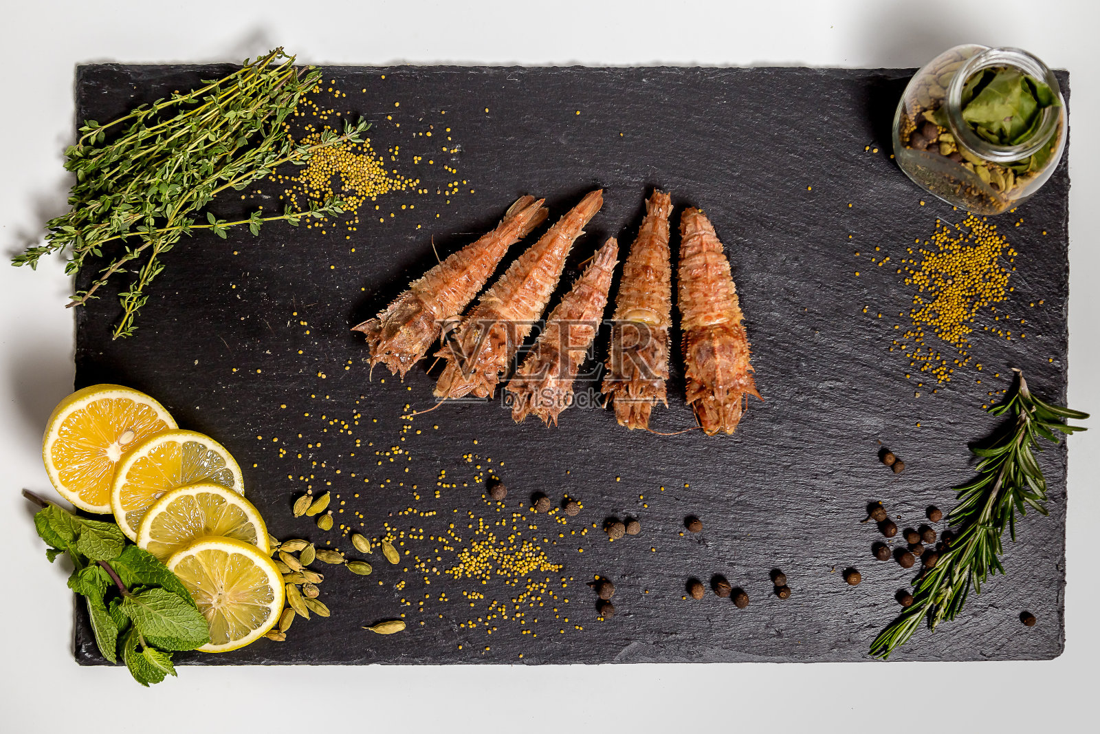 黑盘上的虾蛄照片摄影图片