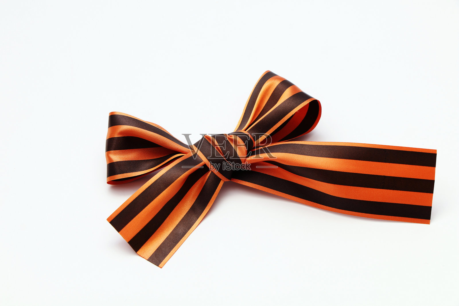 在白色背景上折叠成蝴蝶结形状的纪念圣乔治丝带照片摄影图片