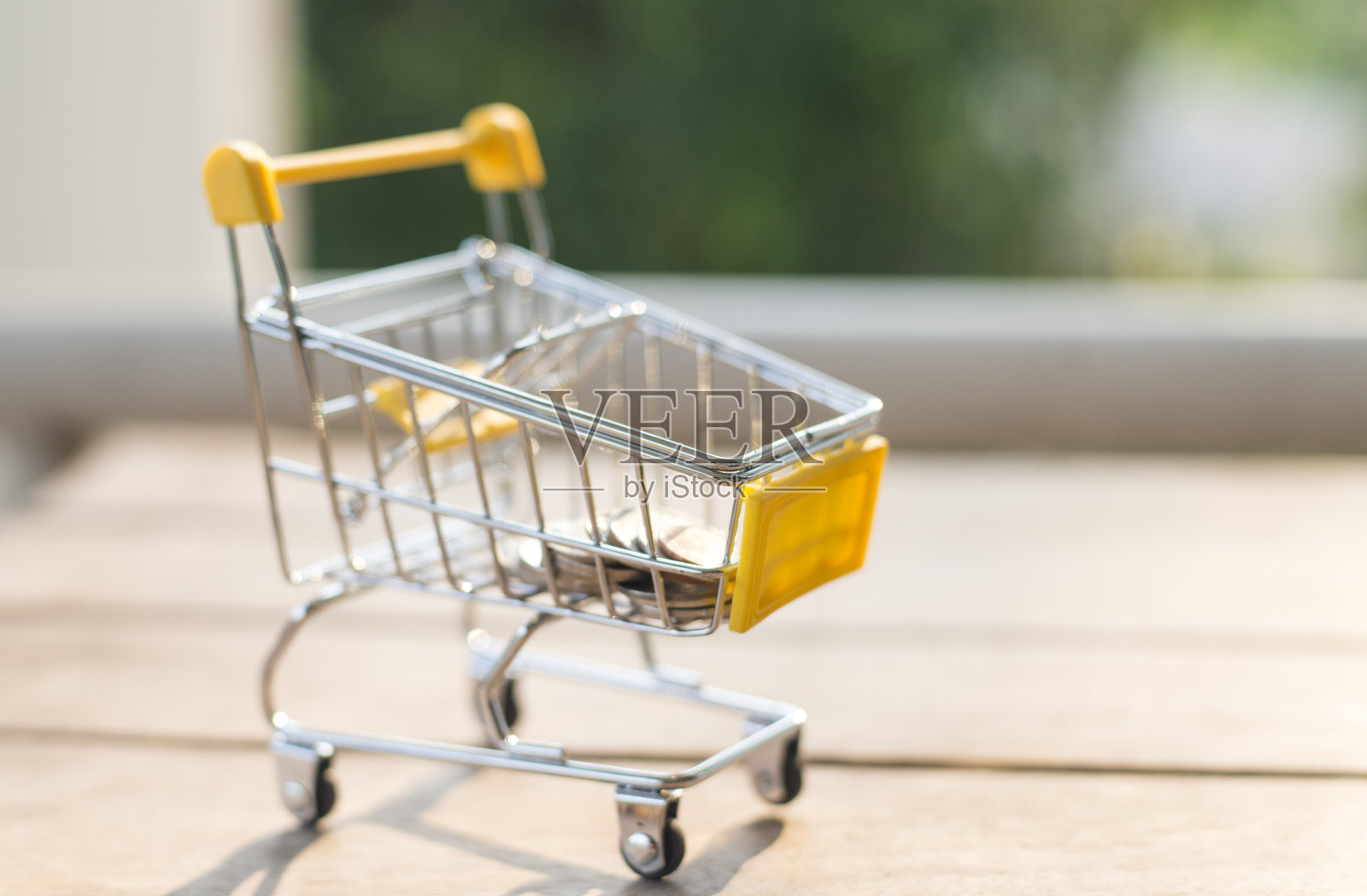 黄色购物车上的木质纹理在网上购物的概念。照片摄影图片
