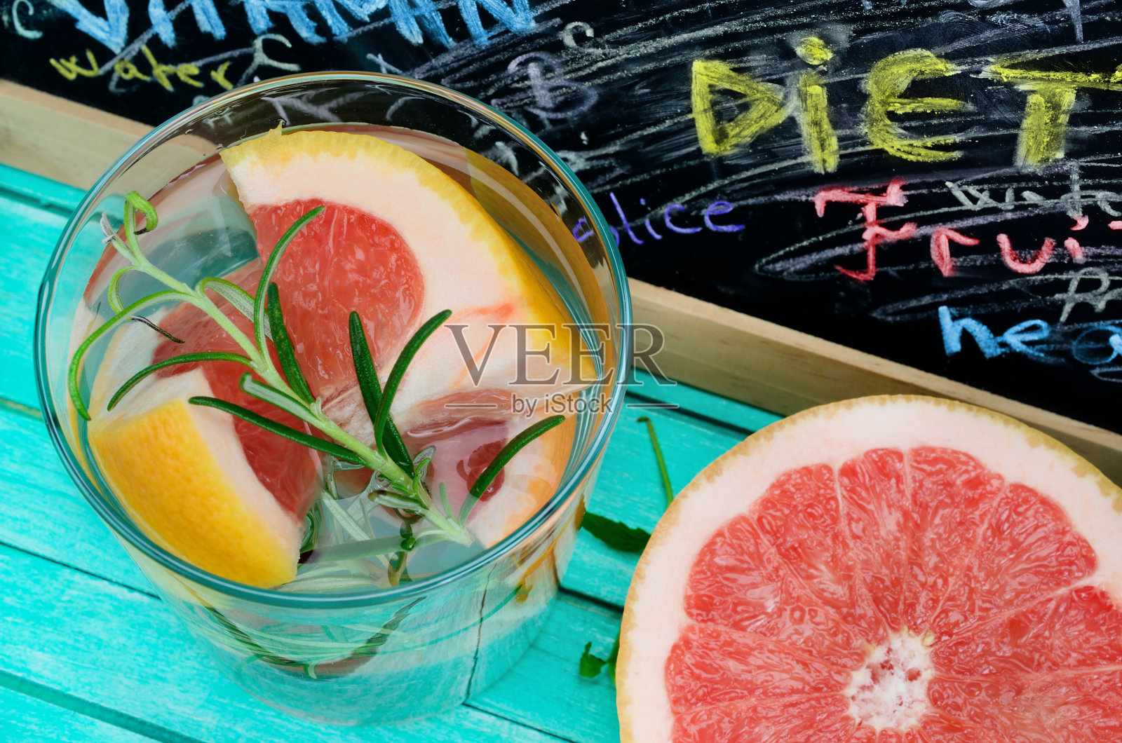 桌上放着一杯西柚水照片摄影图片