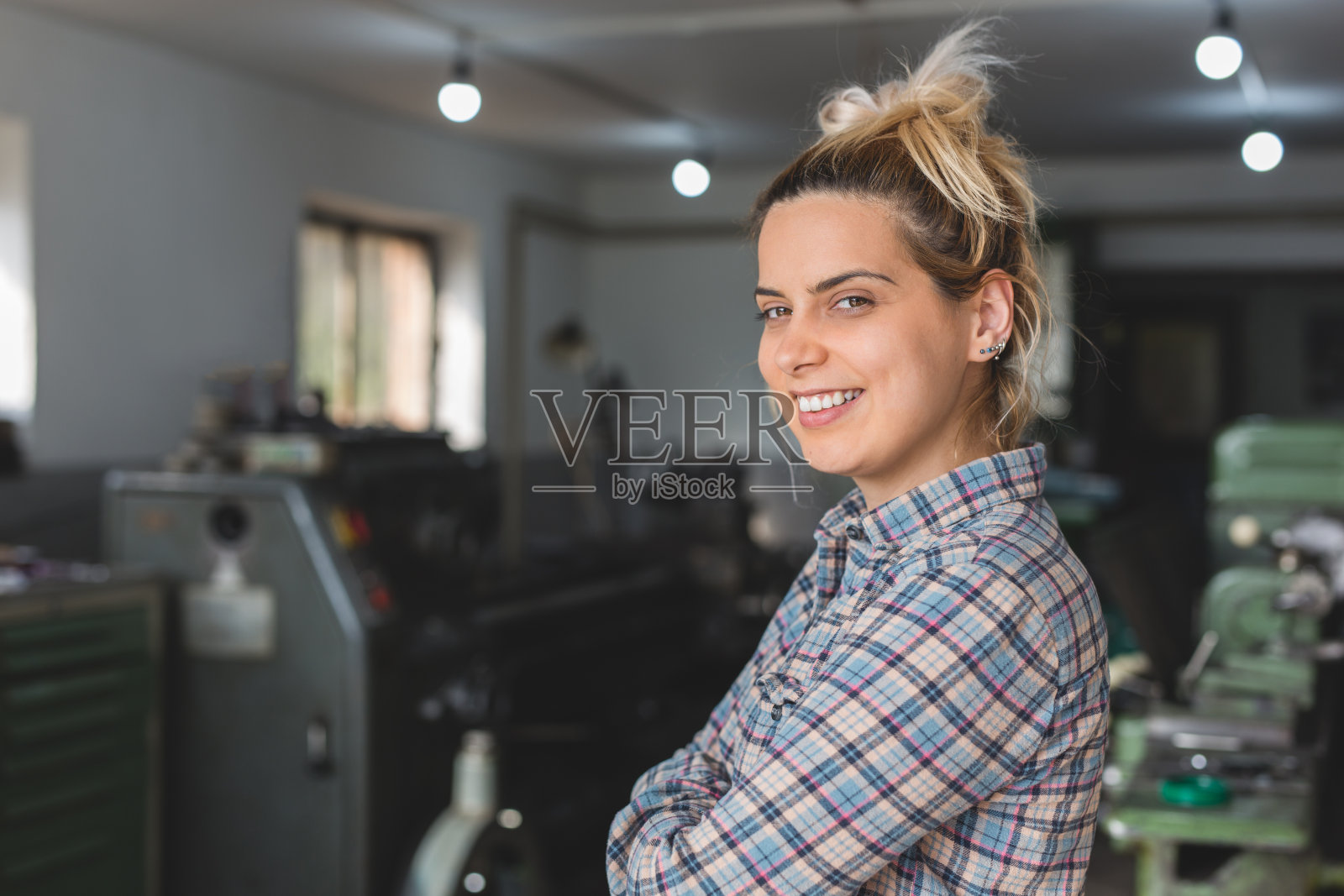 车间里骄傲的年轻女子照片摄影图片