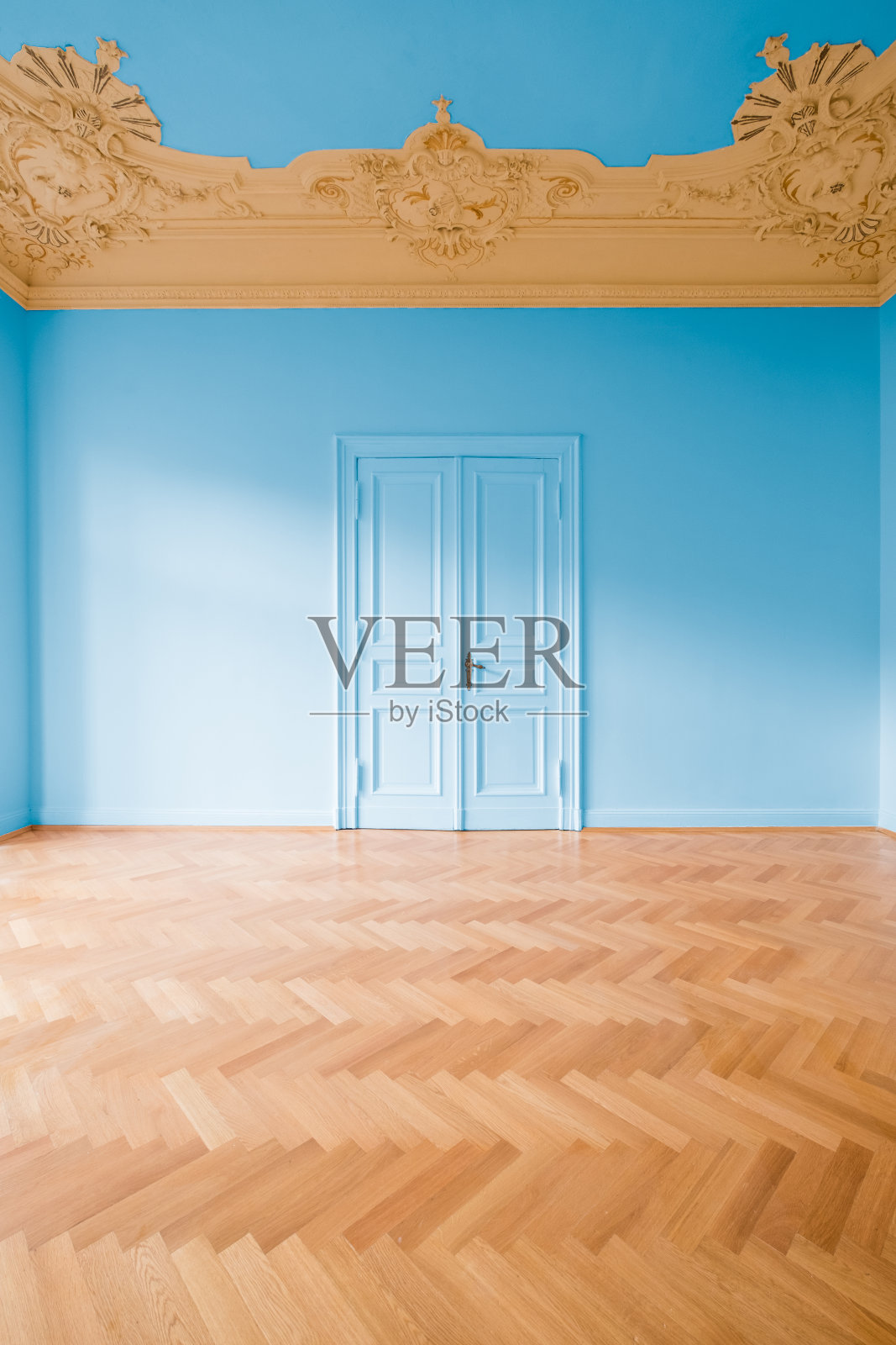 空房间，蓝色的墙壁，灰泥天花板和拼花地板照片摄影图片