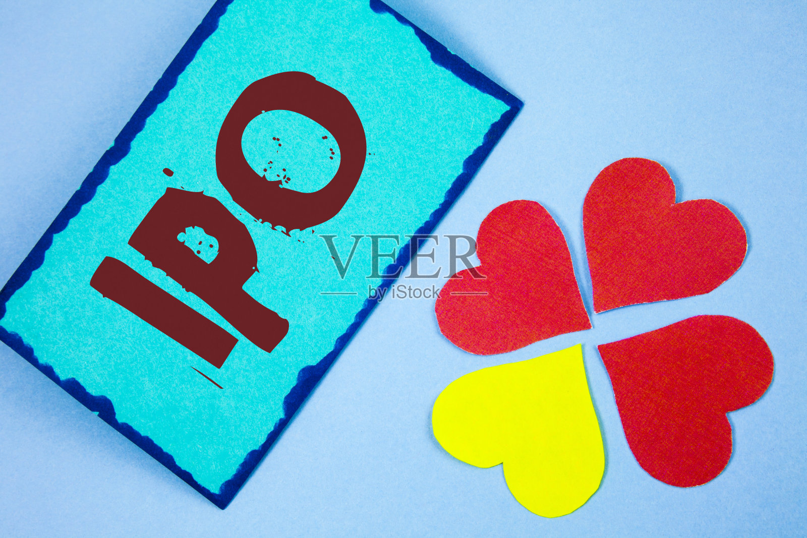 显示Ipo的文字标志。概念性照片首次公开募股公司首次公开发行股票时，在便签纸上写有素色背景的爱心纸。照片摄影图片