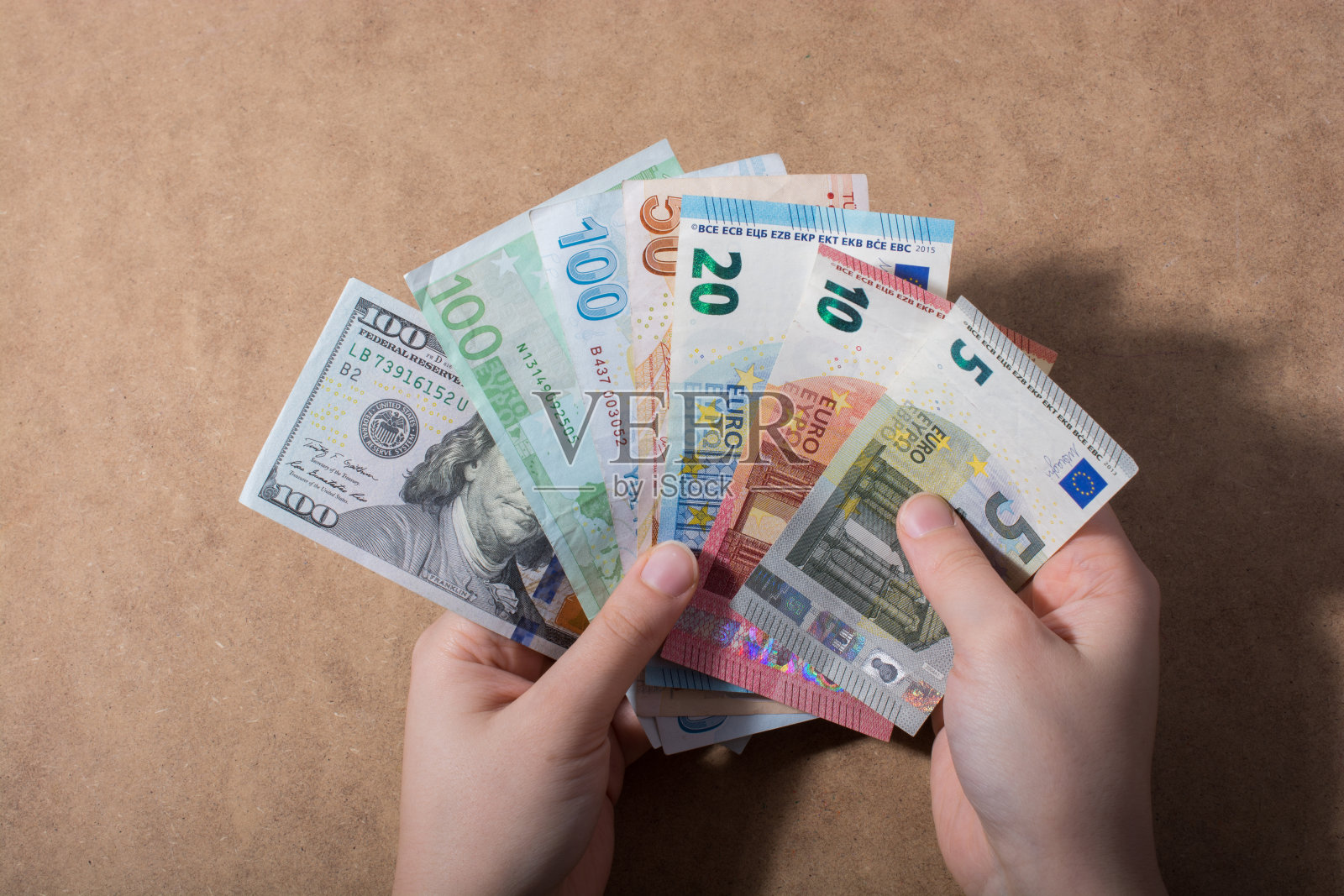 手握美元孤立在木背景上照片摄影图片