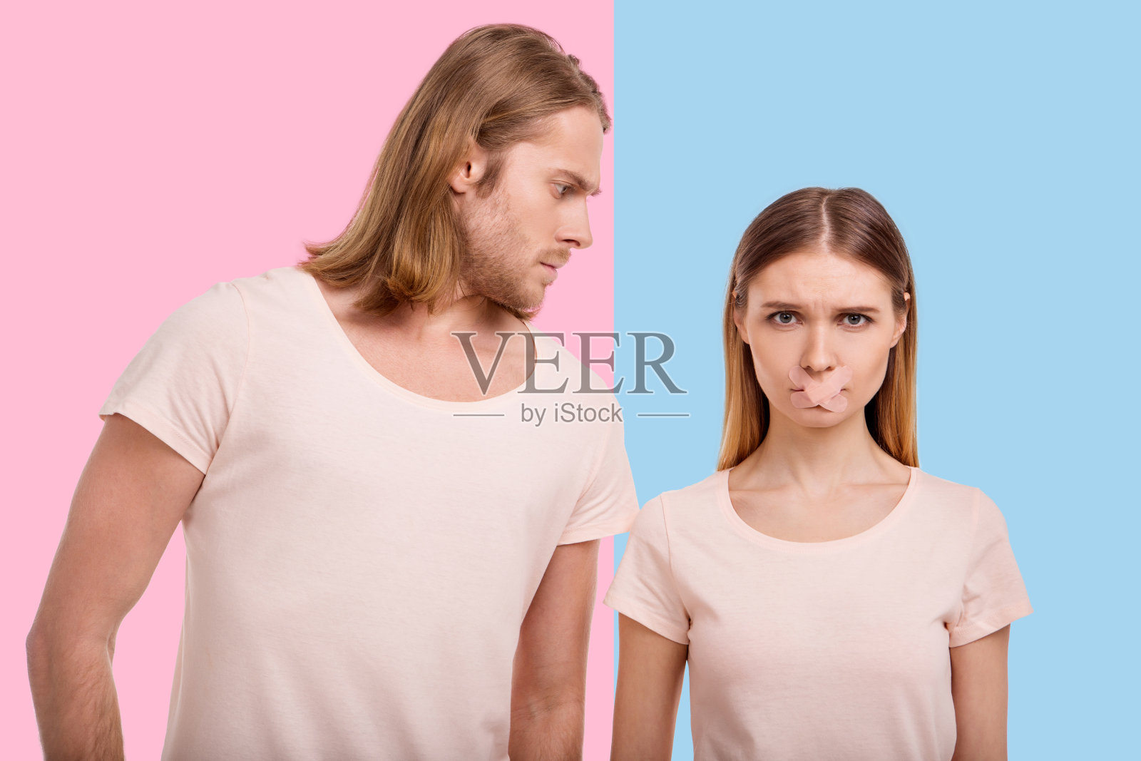 一个年轻人生气地看着他无声的女友照片摄影图片