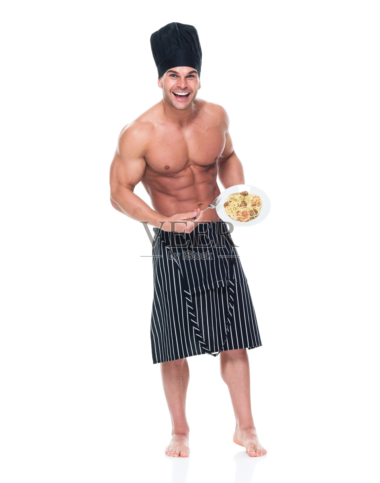 赤膊男厨师拿着一盘意大利面照片摄影图片