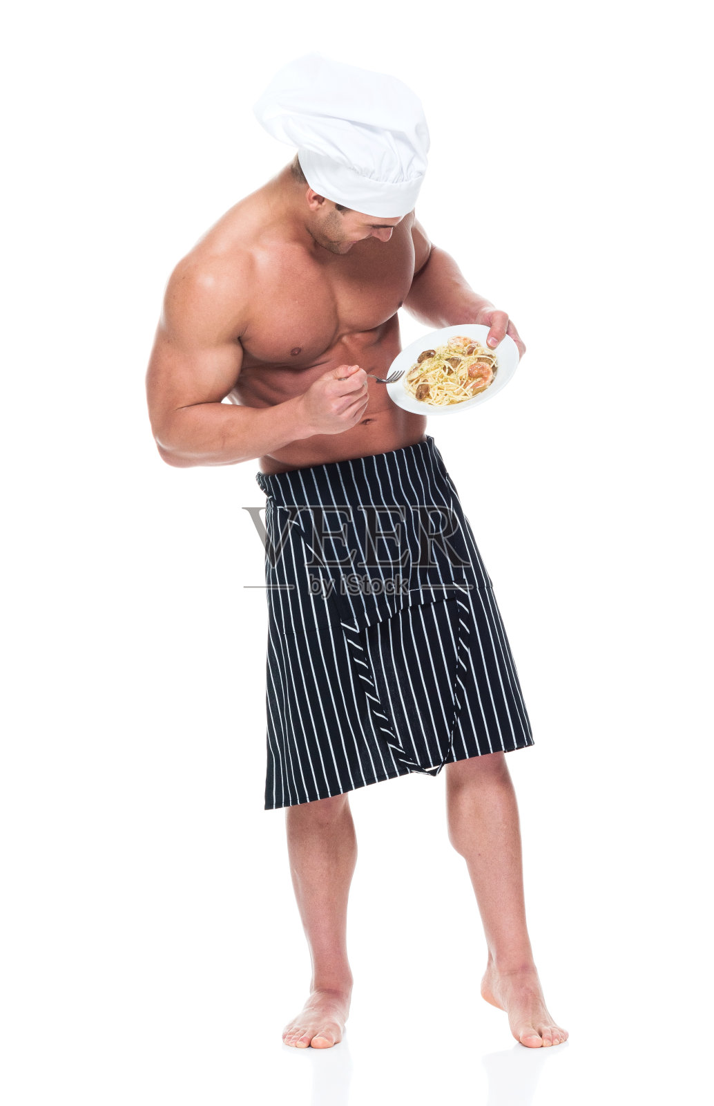 赤膊男厨师拿着一盘意大利面照片摄影图片