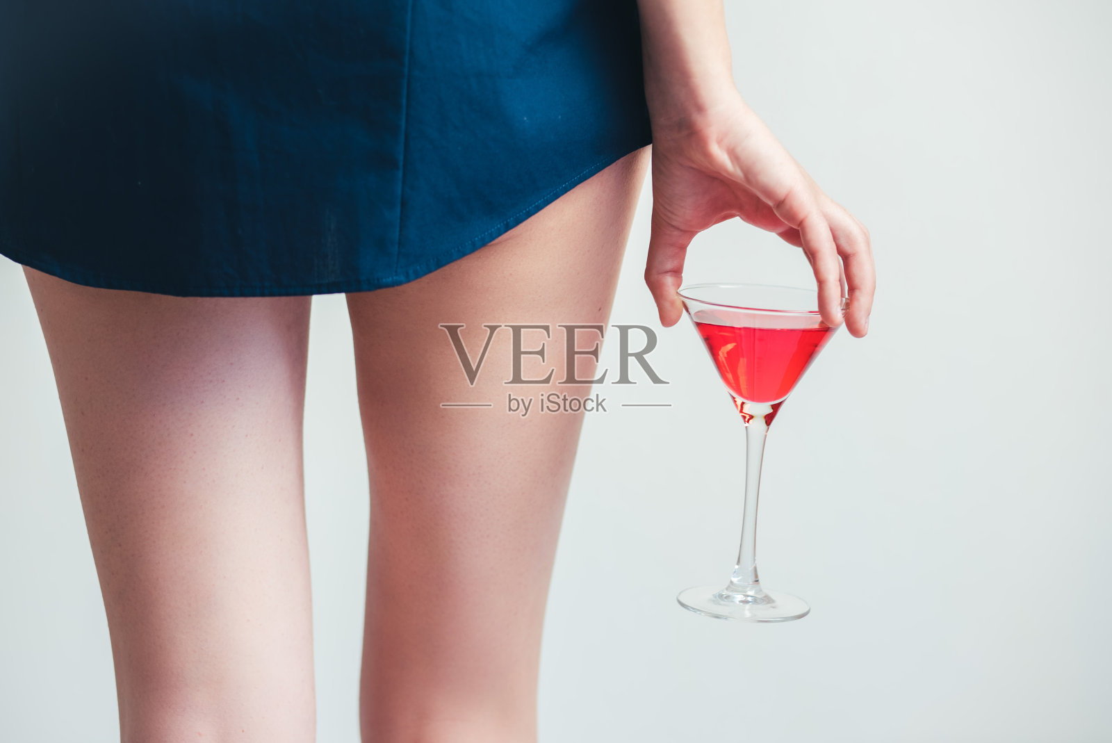 穿着蓝色衣服喝着鸡尾酒的女孩照片摄影图片