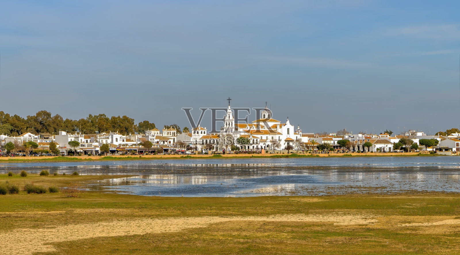El Rocio村庄和避难所的全景，在Huelva，安达卢西亚，西班牙南部。照片摄影图片