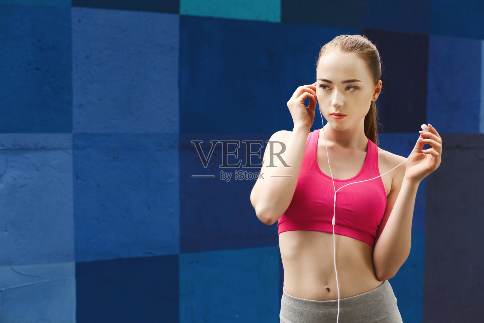 女人在慢跑时选择听音乐照片摄影图片