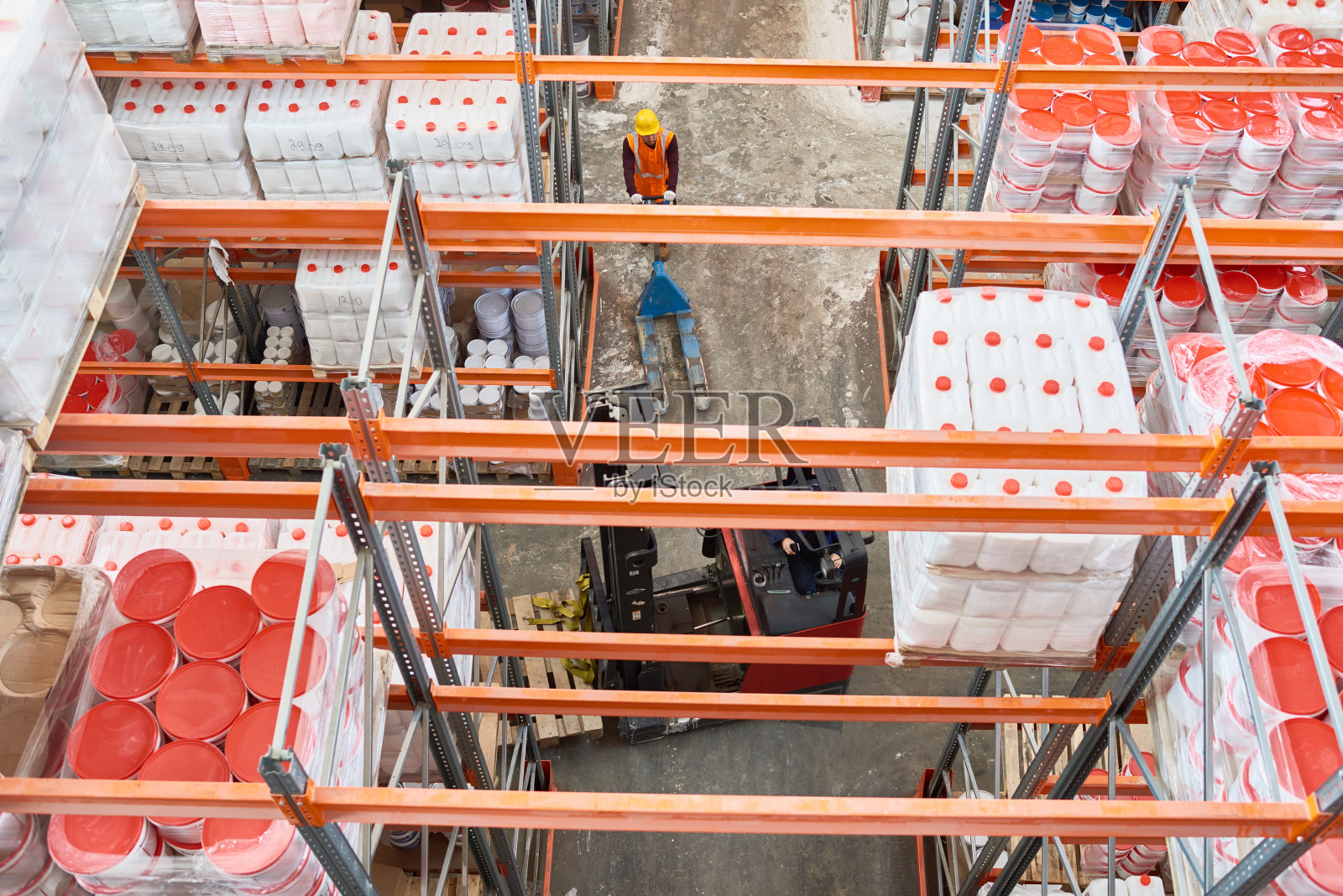 搬运工在仓库中搬运货物照片摄影图片