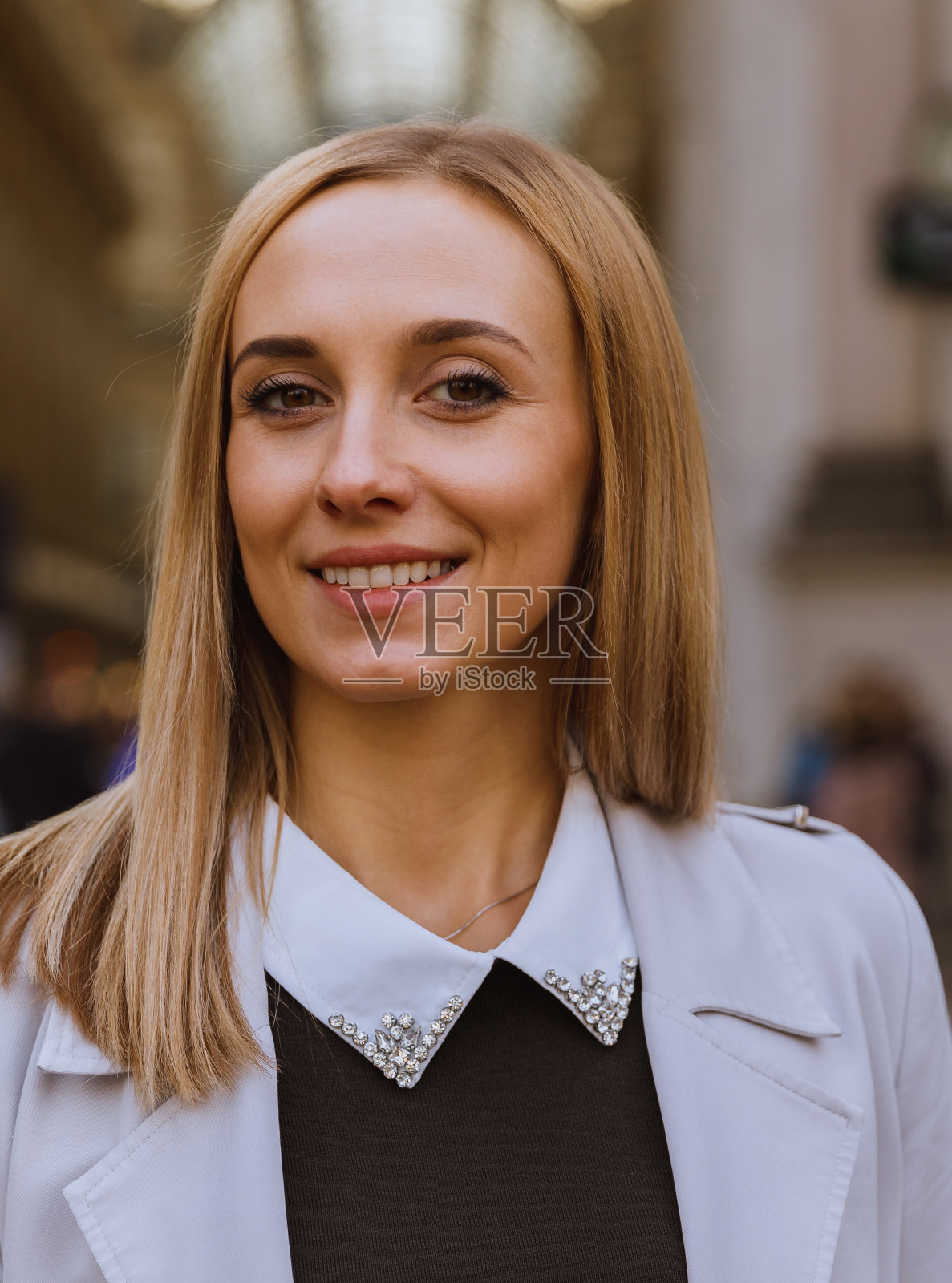 维托里奥·埃马努埃莱二世拱廊外的金发女人肖像。照片摄影图片