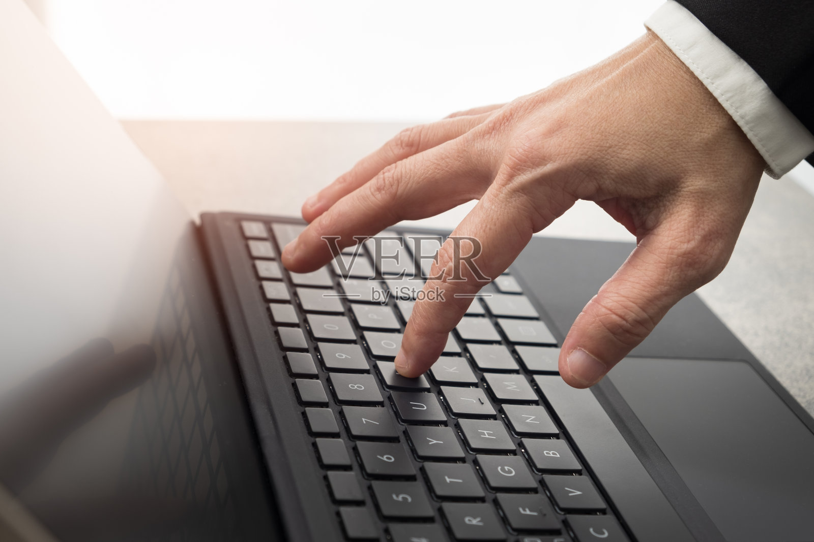 手在电脑键盘上打字照片摄影图片