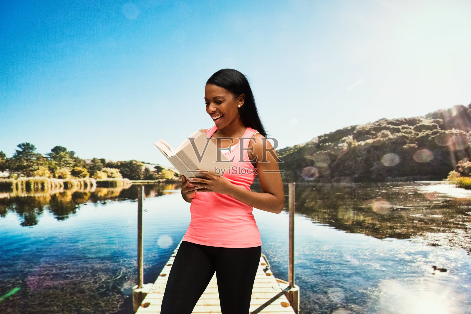 码头边站着一位美女照片摄影图片