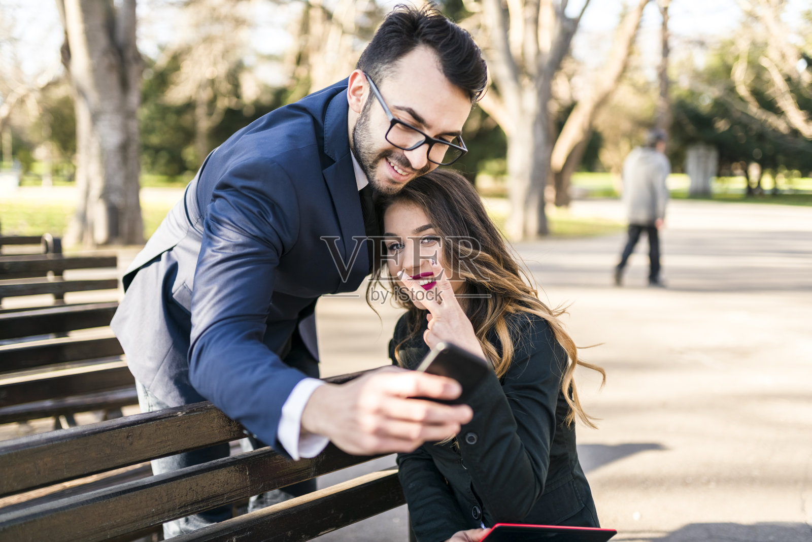 办公室里的人在出差时自拍照片摄影图片