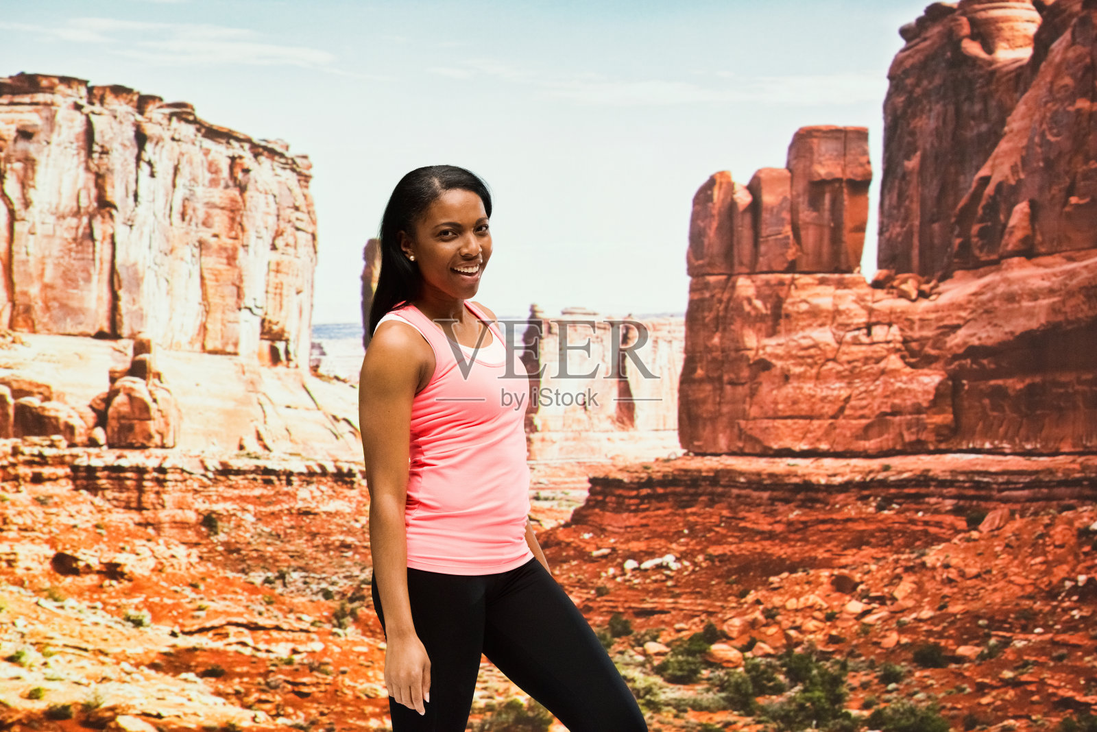 美丽的女性在沙漠中脱颖而出照片摄影图片