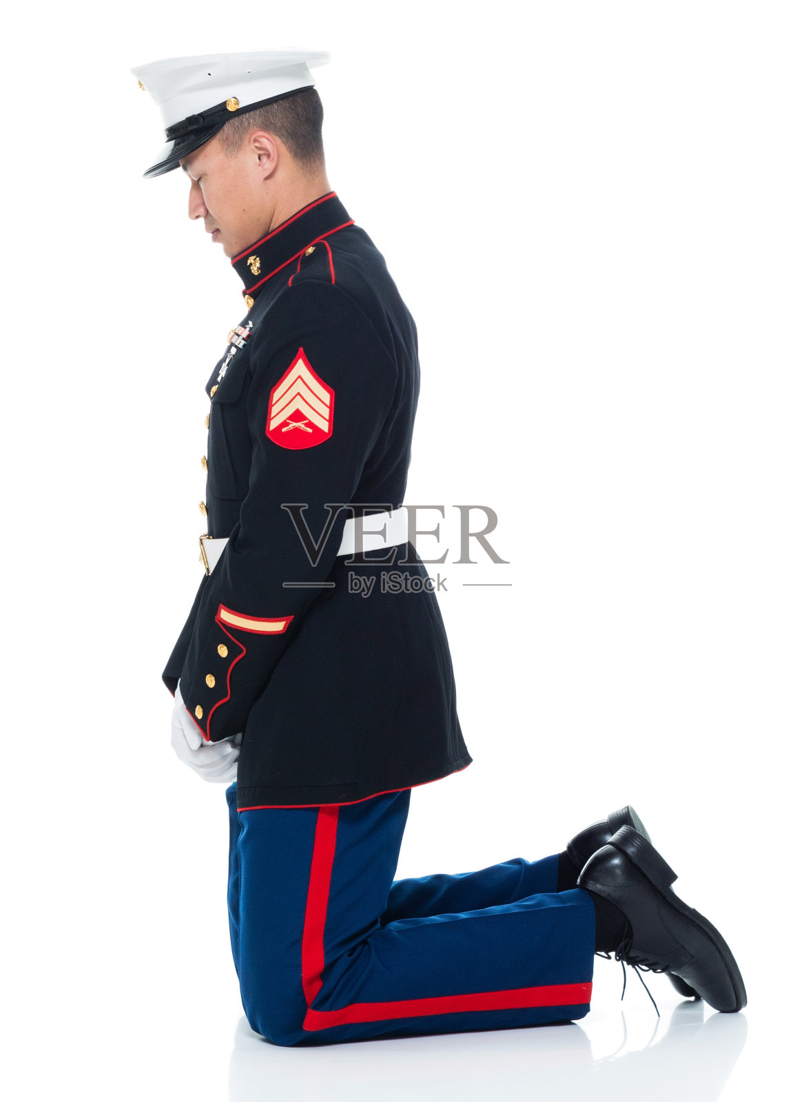 穿着制服的美国海军陆战队员在祈祷照片摄影图片