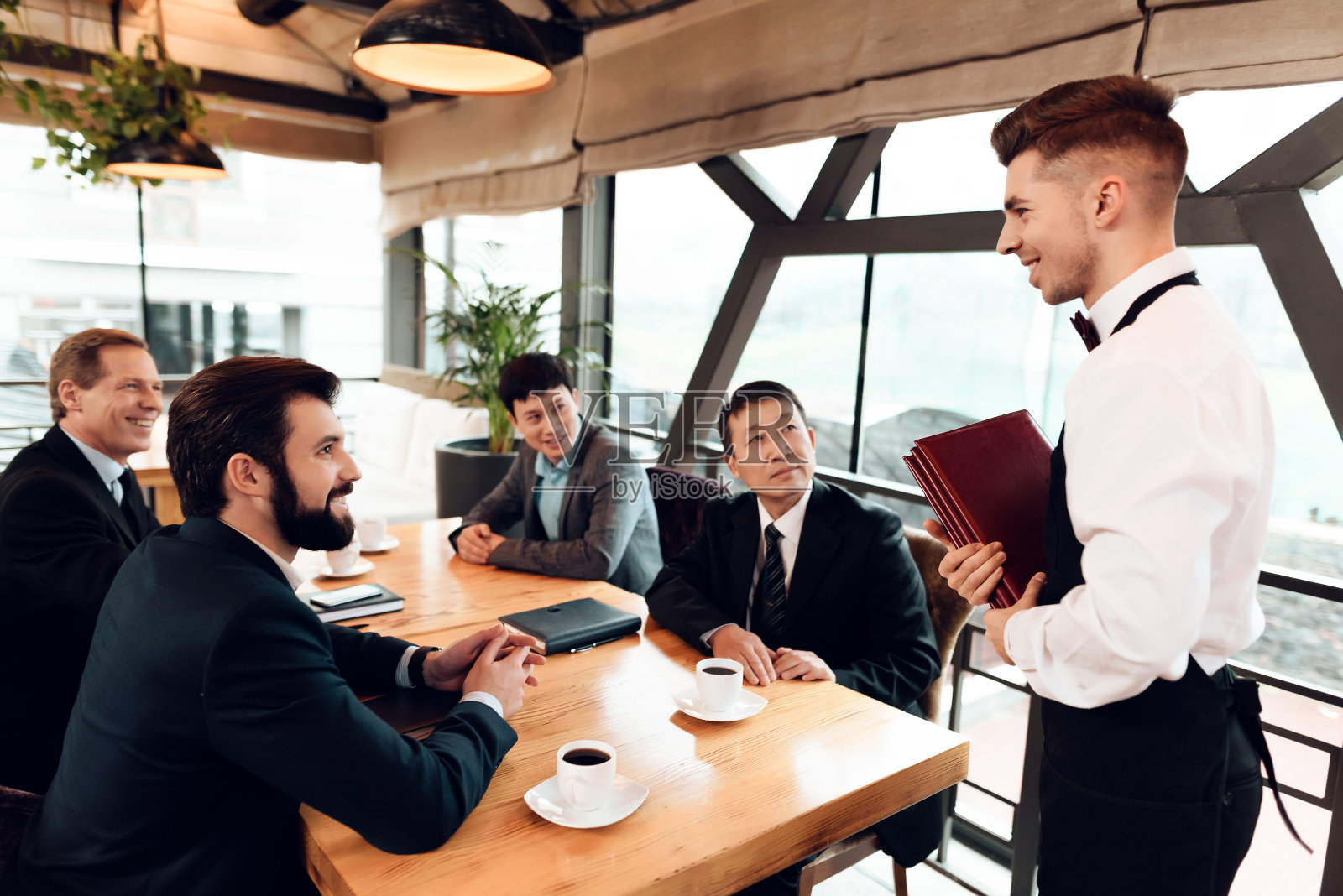 在饭店会见中国商人。人们在发号施令。照片摄影图片