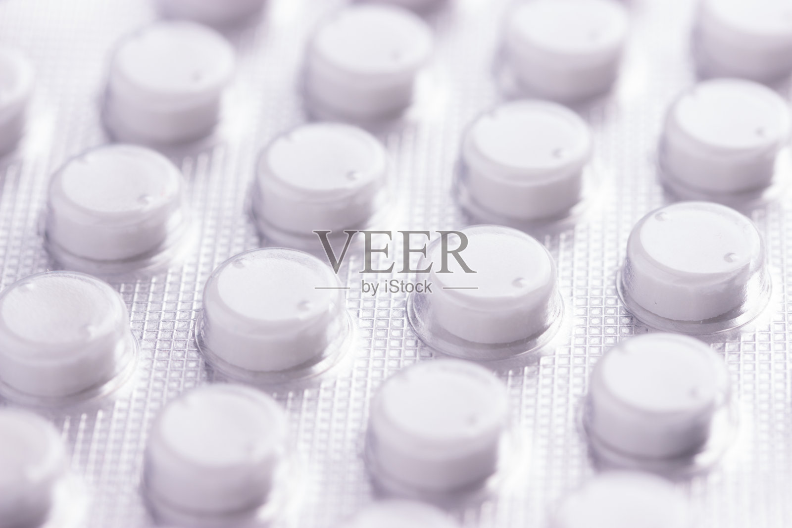 箔包白色药丸背面的特写照片摄影图片