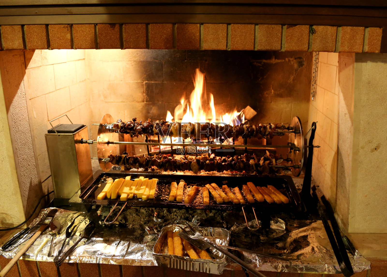 节日期间壁炉上的烤鸡和玉米粥照片摄影图片