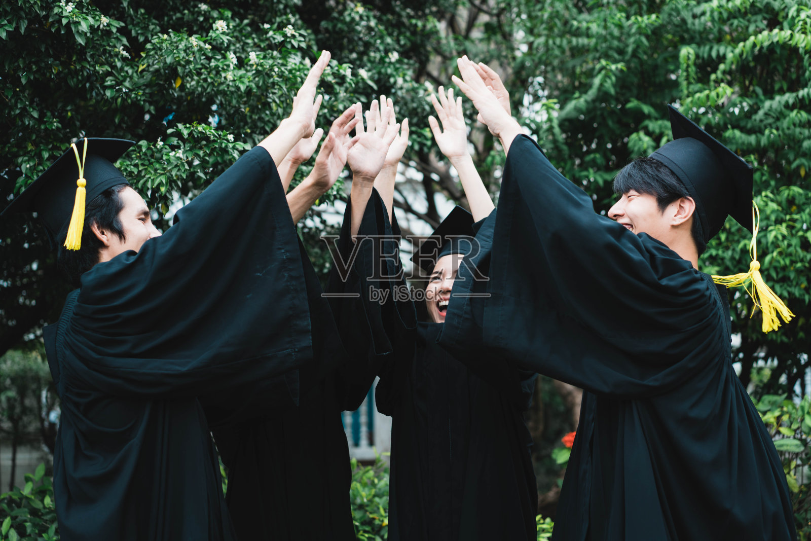 一群毕业生在庆祝。照片摄影图片