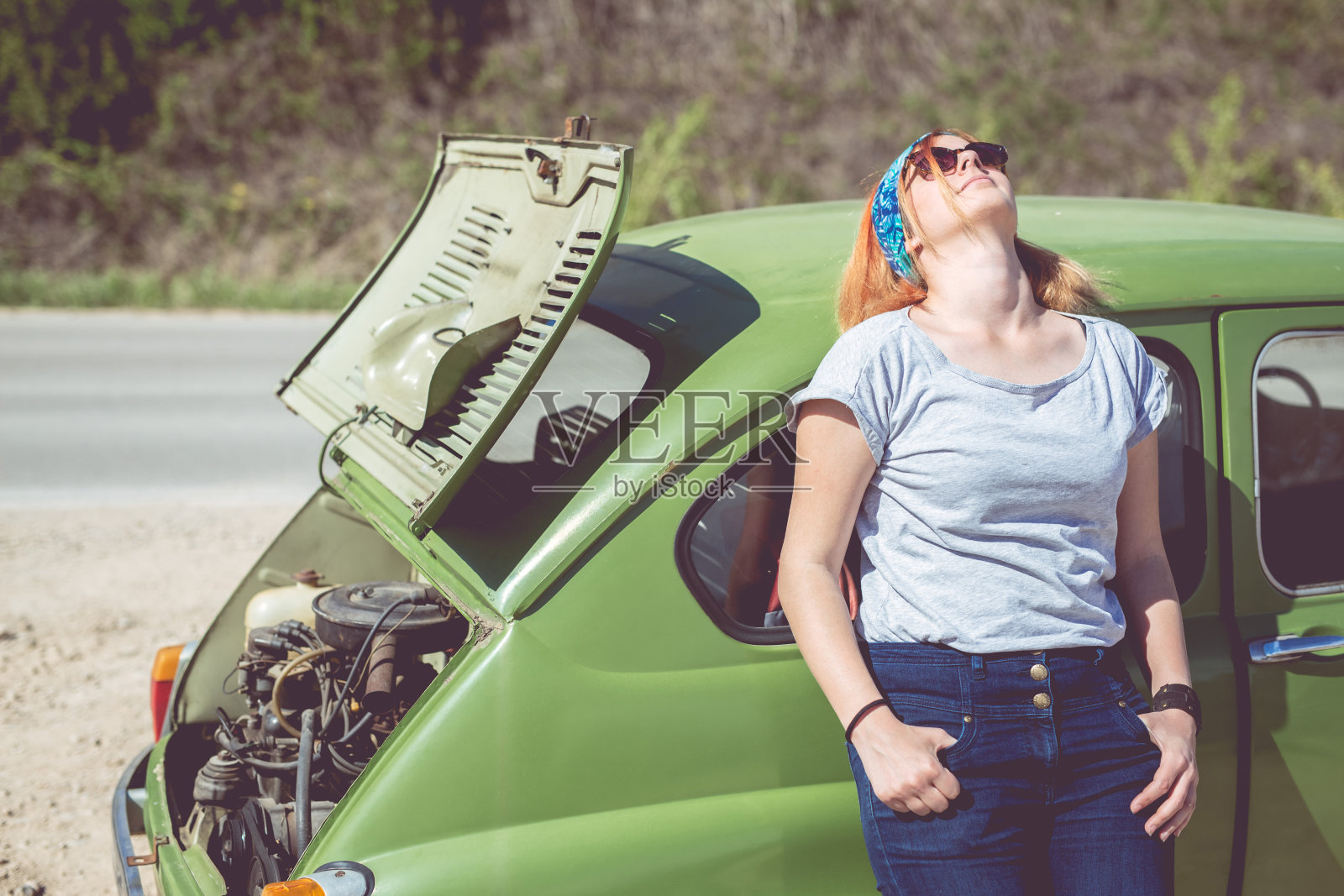 路边的汽车故障照片摄影图片