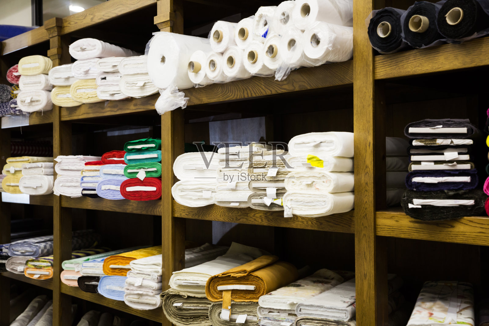 不同的布制螺栓暴露在货架上照片摄影图片