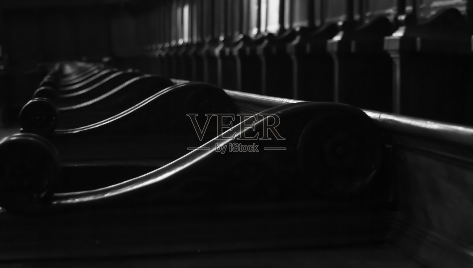 修道院里的木椅照片摄影图片