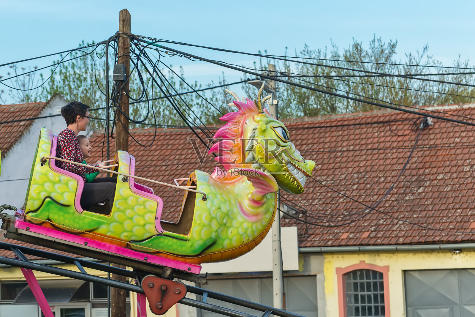 妈妈和小男孩在游乐园和龙照片摄影图片