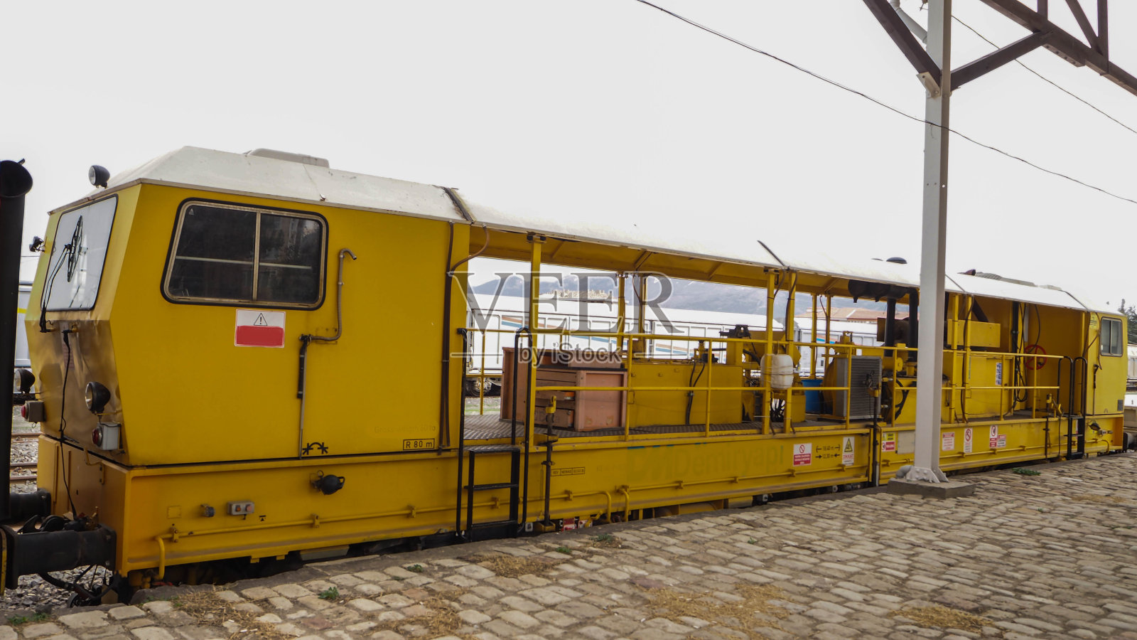 土耳其的伊斯帕塔市火车站和美丽的埃吉尔迪尔和萨尔达湖照片摄影图片