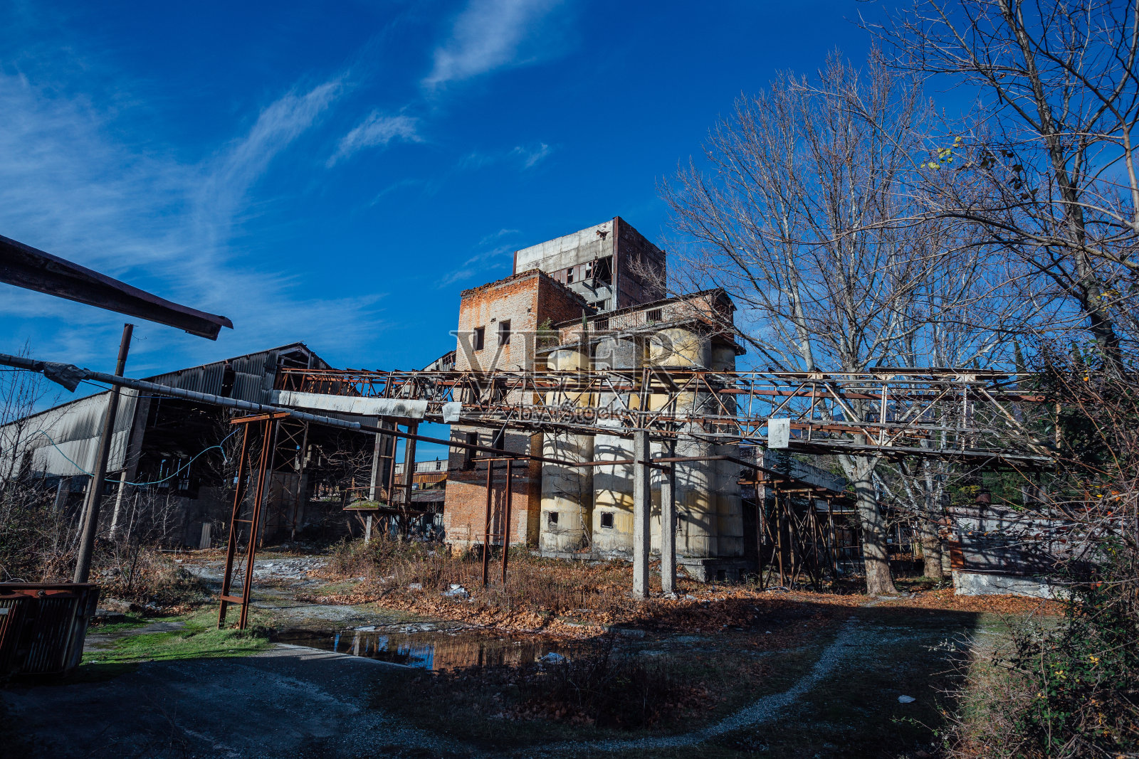 废弃的钢筋混凝土工厂在阿布哈兹照片摄影图片