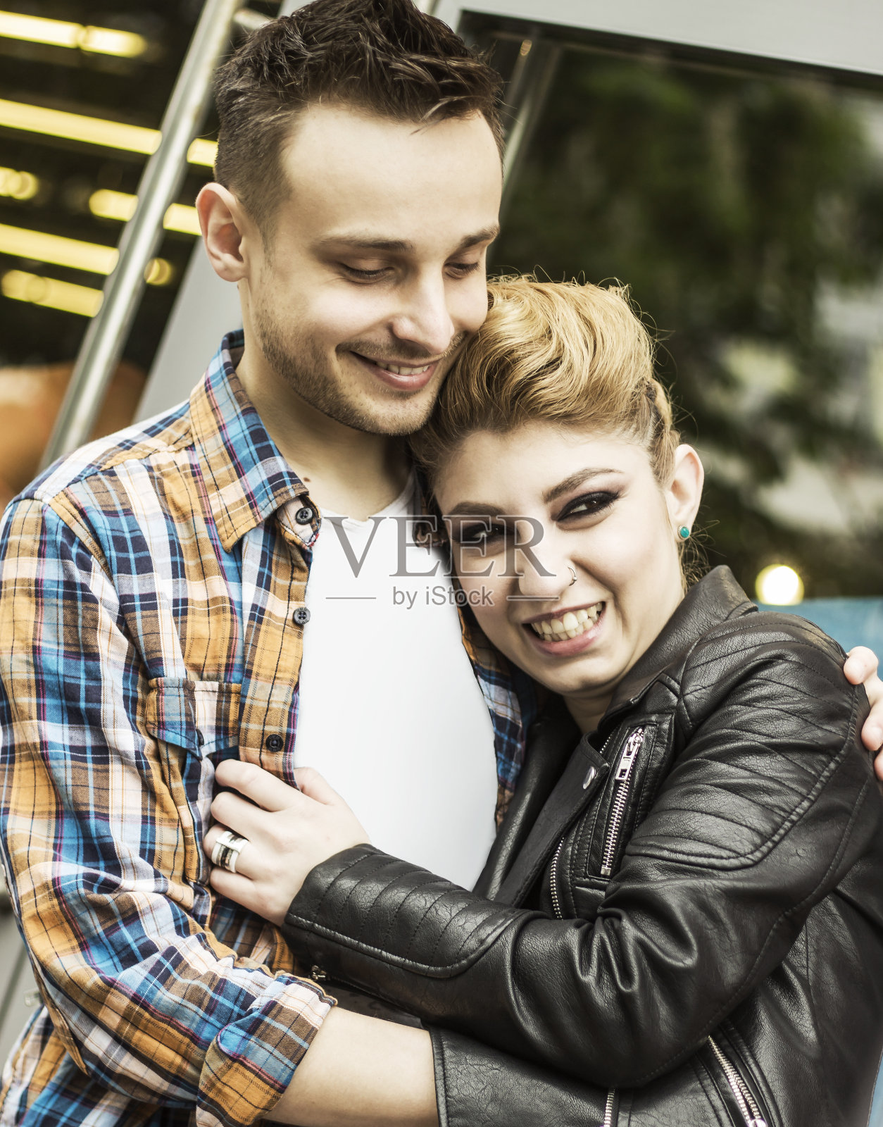 幸福的概念:幸福的年轻情侣在爱照片摄影图片