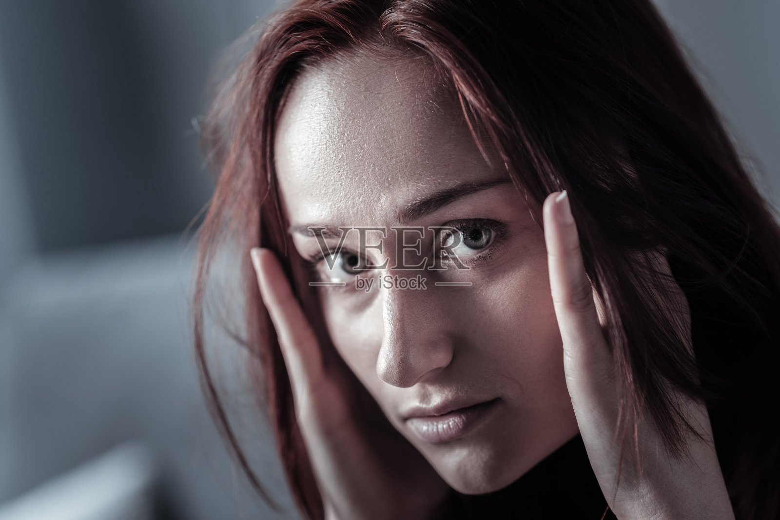 悲伤的美丽女子照片摄影图片