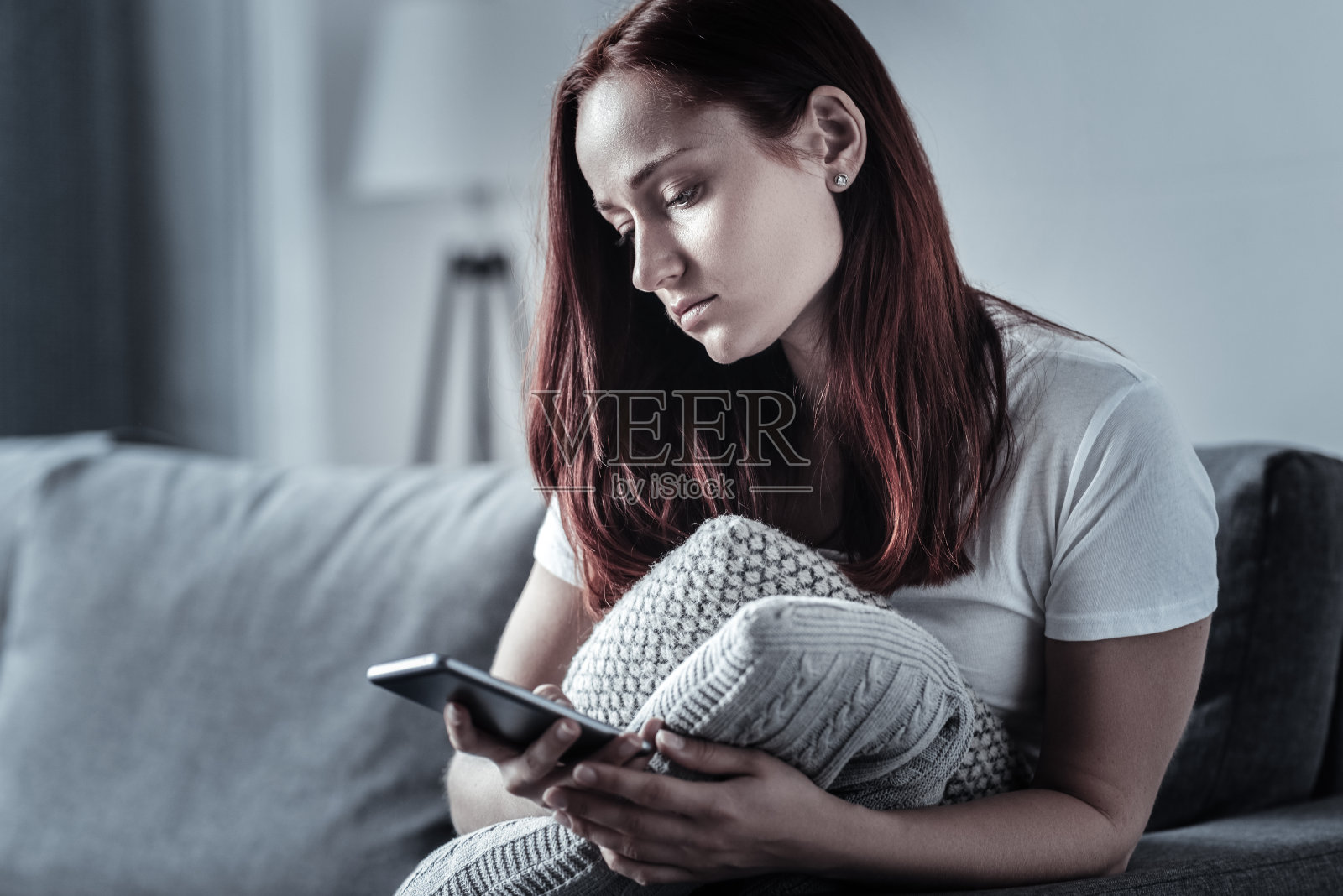 心情不好的迷人女子等待消息照片摄影图片