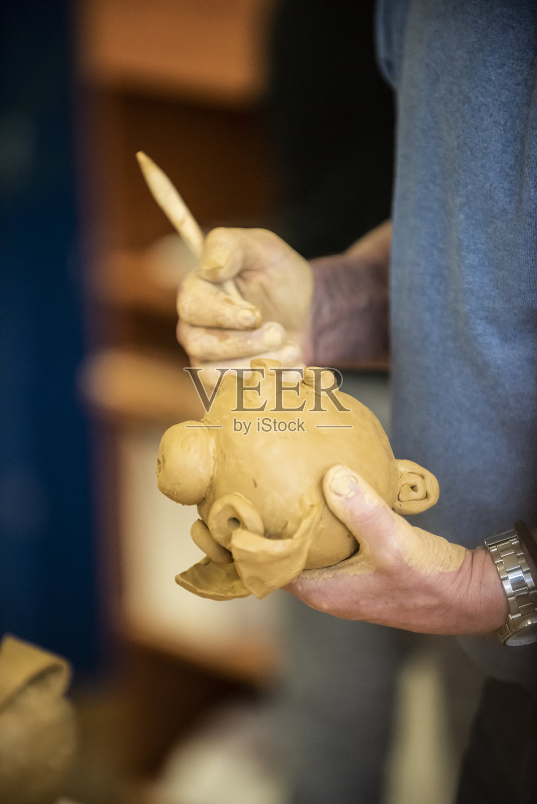 成熟的艺术家在艺术工作室塑造原始粘土照片摄影图片