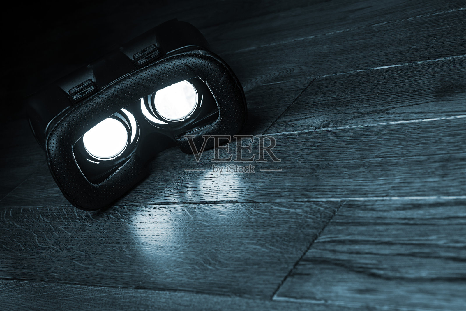 虚拟现实眼镜与智能手机，在黑暗的背景。虚拟现实工具的概念。照片摄影图片