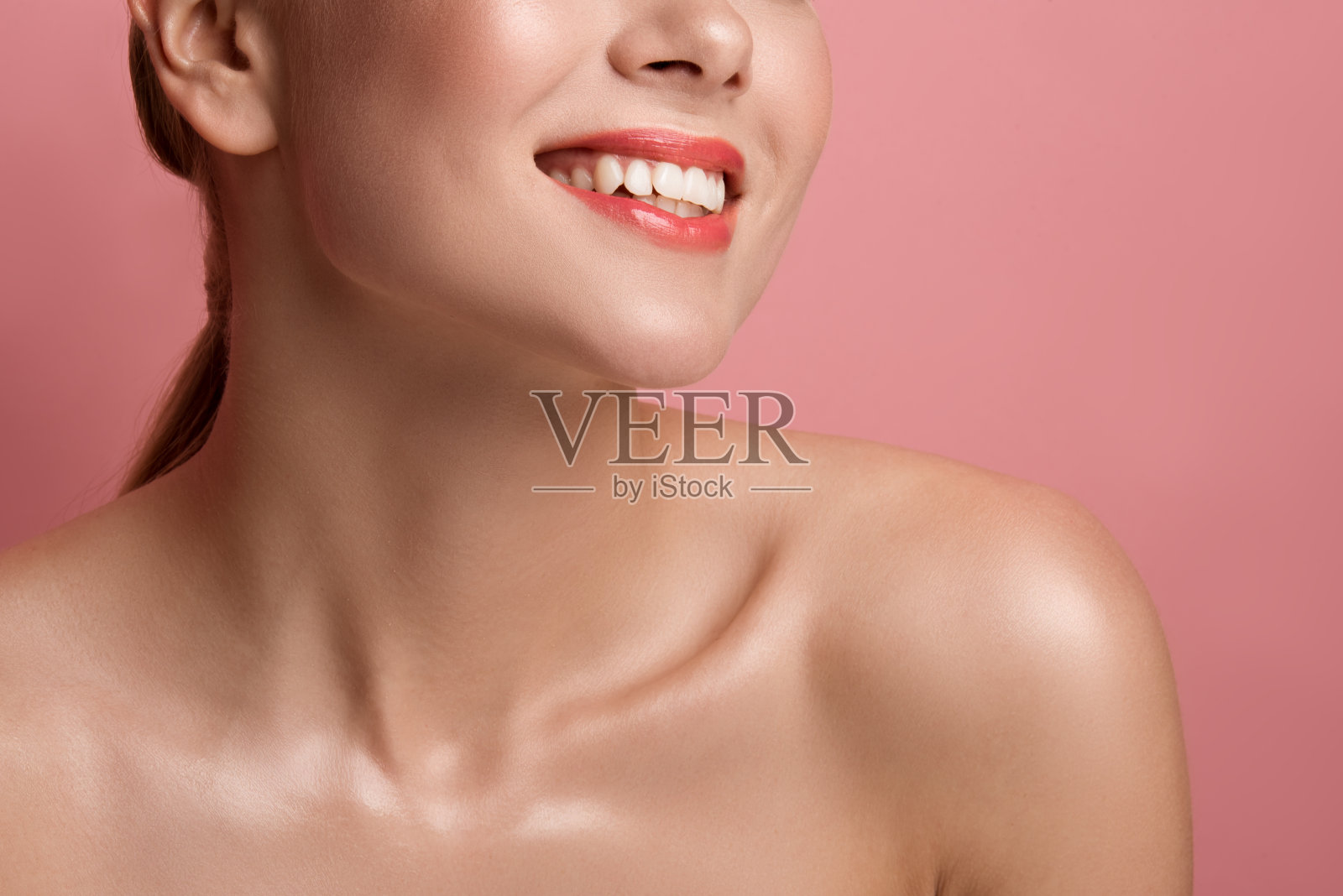 带着迷人微笑的年轻女子照片摄影图片