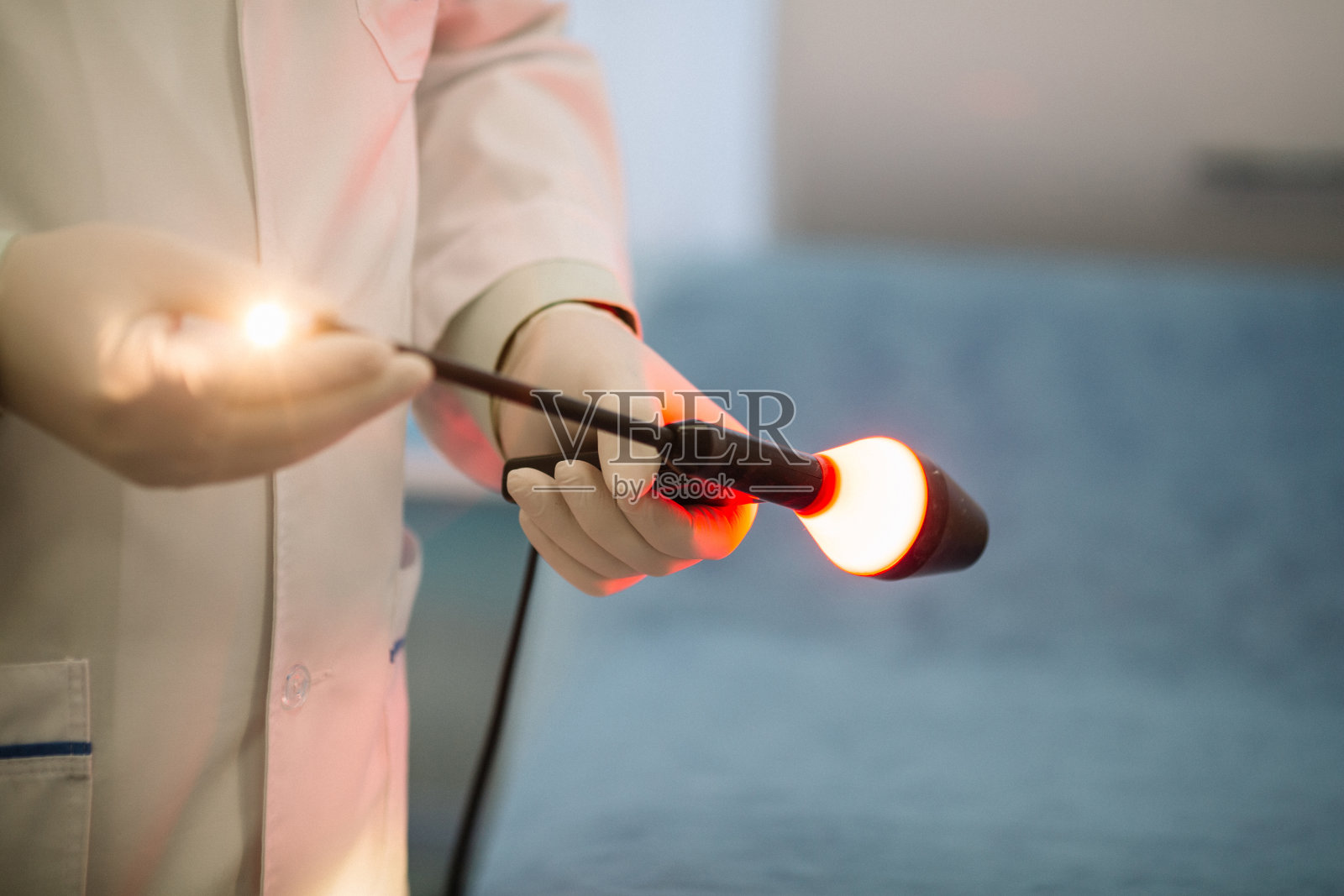 直肠科医生拿着肛门镜。在医院照片摄影图片