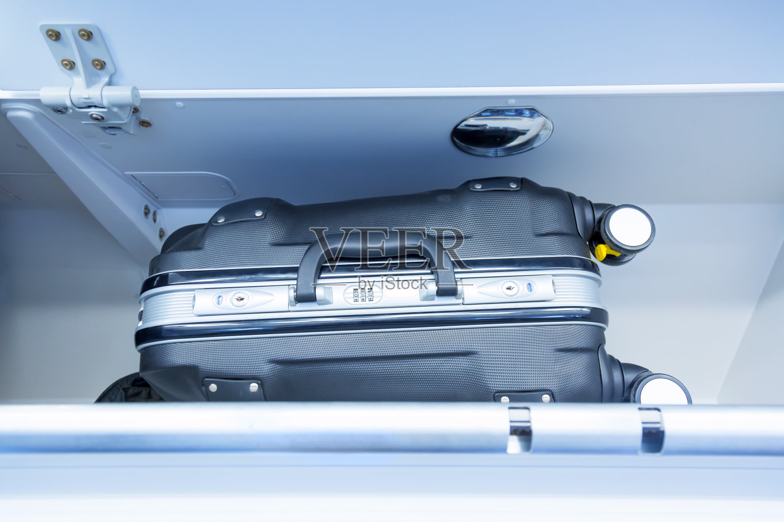 飞机上的行李架和行李箱。飞机内部。旅行的概念。照片摄影图片