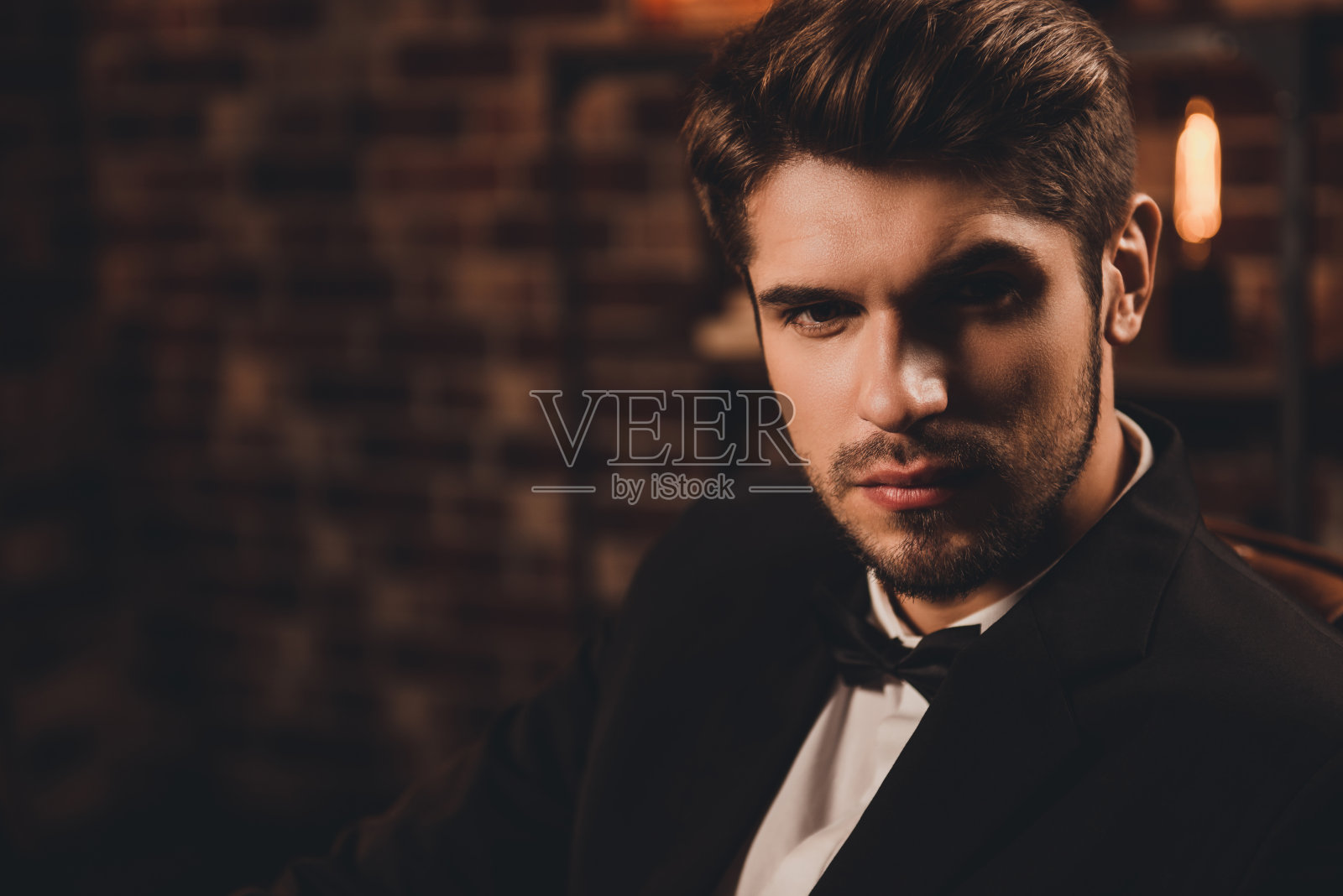 年轻英俊优雅的商人穿着黑色西装的肖像照片摄影图片