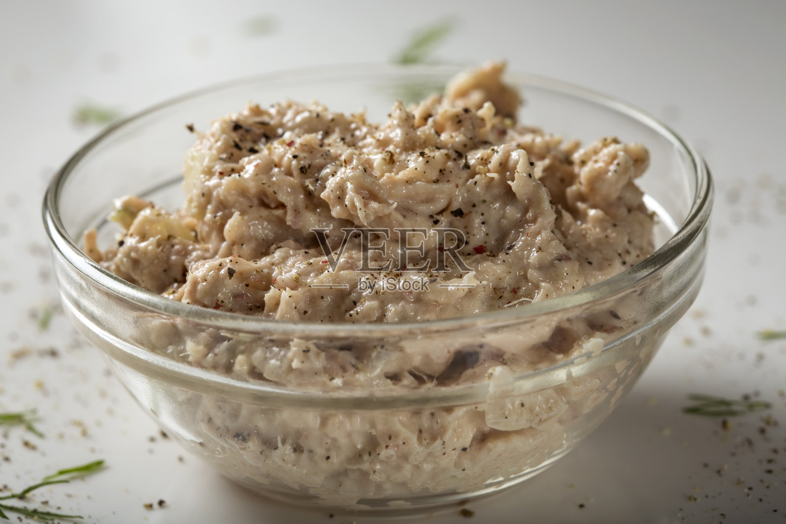 由金枪鱼、黄油、洋葱和黑胡椒制成的自制酱照片摄影图片