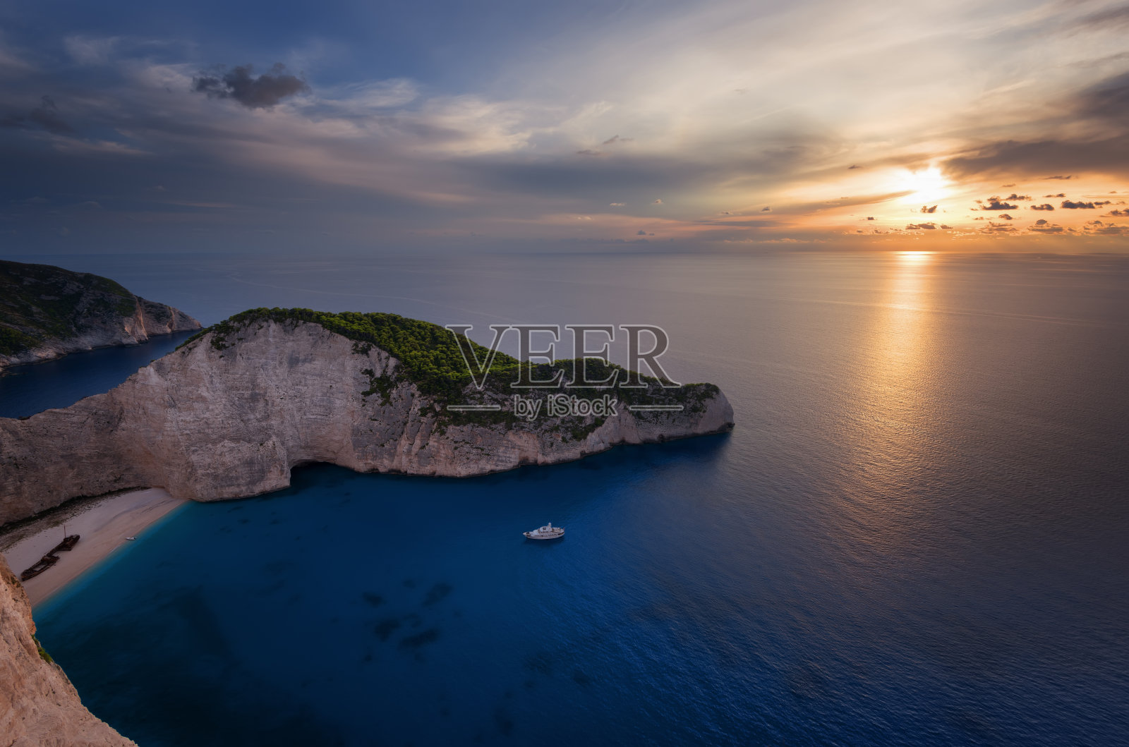沉船海滩和纳瓦吉奥湾日落景色，扎金索斯最著名的自然地标照片摄影图片