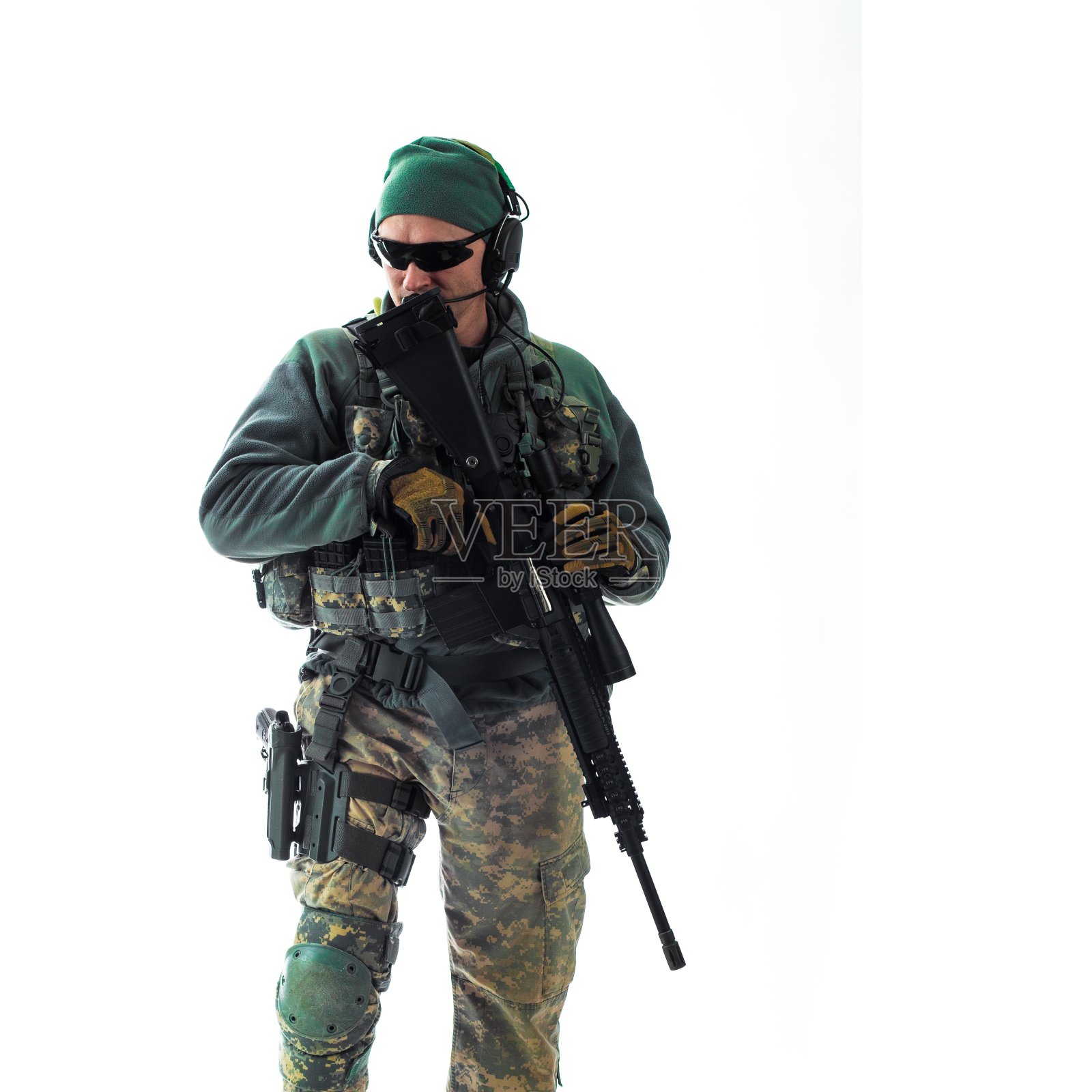 现代军装士兵白色背景影棚人像照片摄影图片