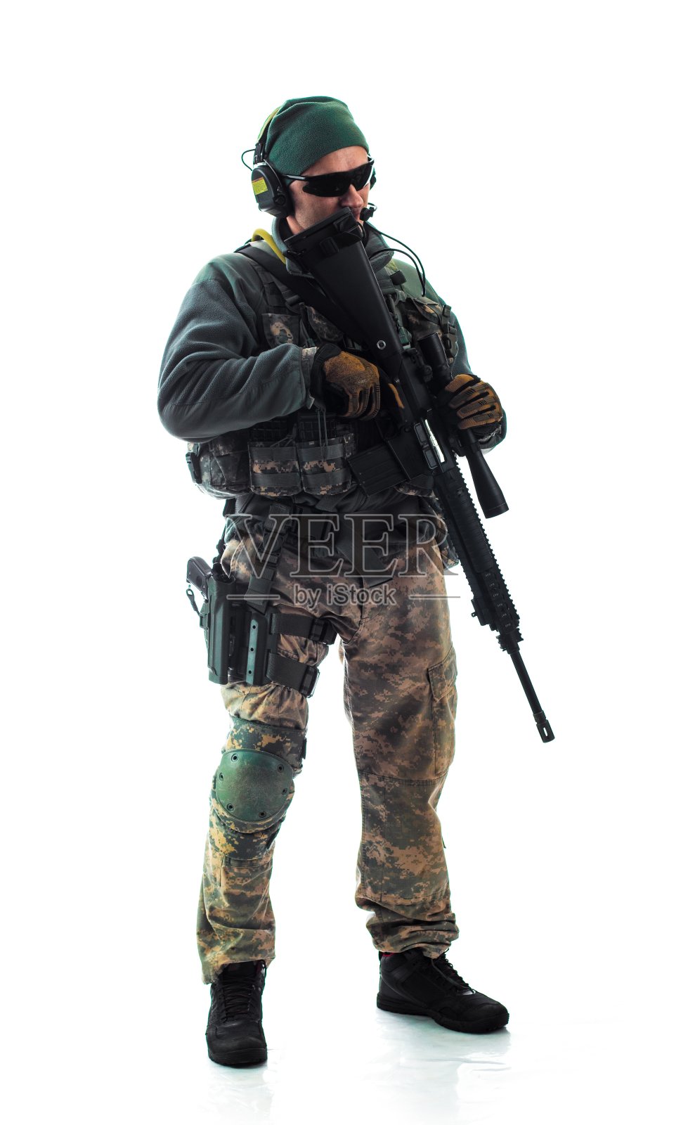 现代军装士兵白色背景影棚人像照片摄影图片