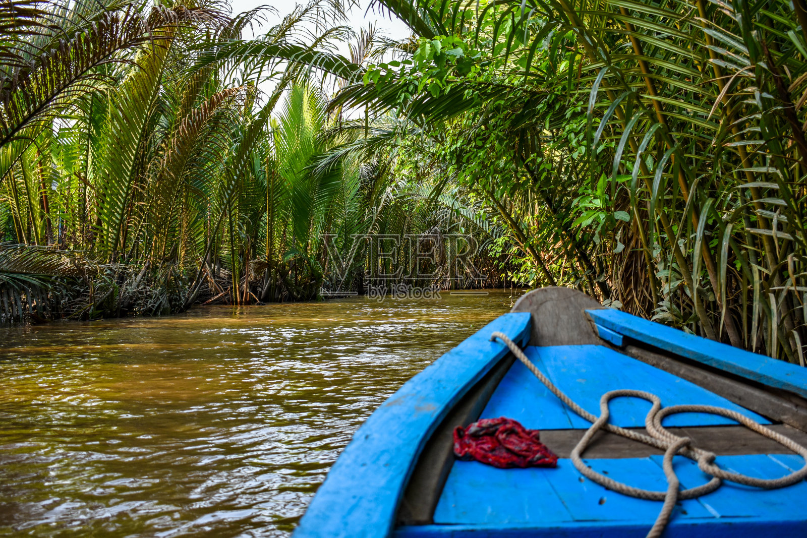 在越南美寿，划船穿过一条运河照片摄影图片