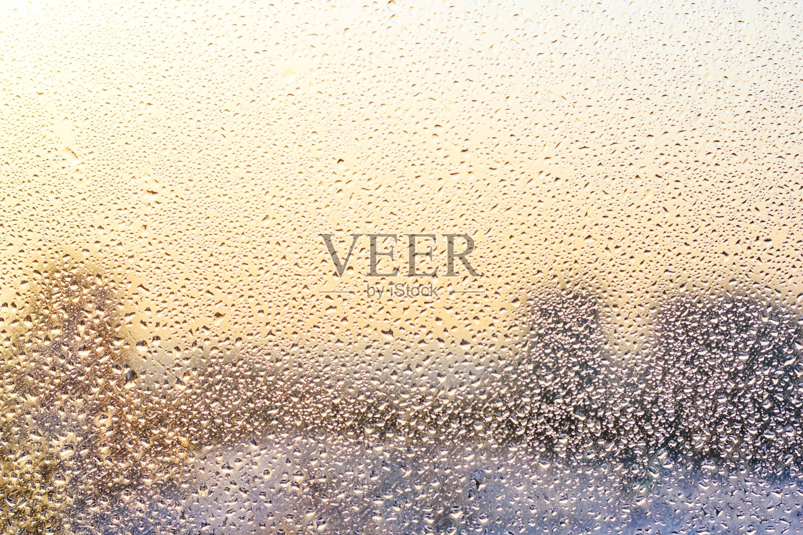 窗户玻璃背景上的雨滴和结冰的水照片摄影图片