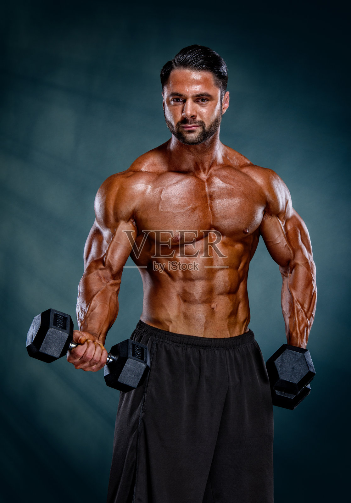 肌肉男用重量来锻炼照片摄影图片