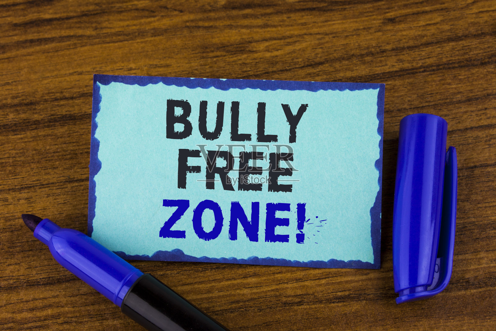 文字标志显示欺负自由区动机呼叫。概念照片创造虐待免费学校大学生活写在便利贴纸上的木制背景标记旁边。照片摄影图片